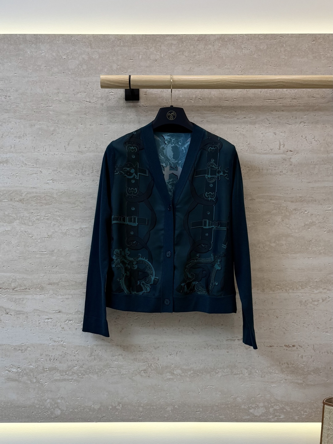 NO:932119,H326036#New Top H Home Positioning Print Silk Splicing Knitted Long Sleeve Top Four Colors S-X L,,real silk,19860909H326036#新款上衣 H家 定位印花 真丝拼接针织长袖 上衣 四色 S-X L,,real silk,,Women's clothing