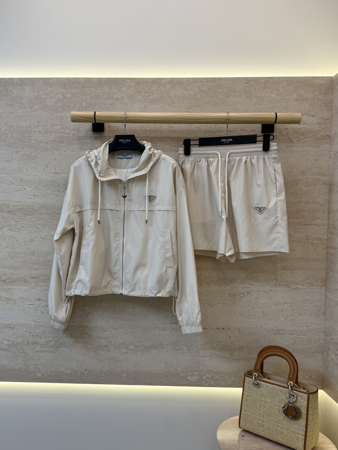 NO:931717,AQ018# New Suit p PR triangle logo zipper jacket shorts suit black off-white SML, Prada-clothing, prada, shorts, jackets & coats,19860909AQ018#新款套装p PR 三角标 拉链外套短裤 套装 黑色 米白色 SML,普拉达-服装,prada,shorts,jackets & coats,,Women's clothing