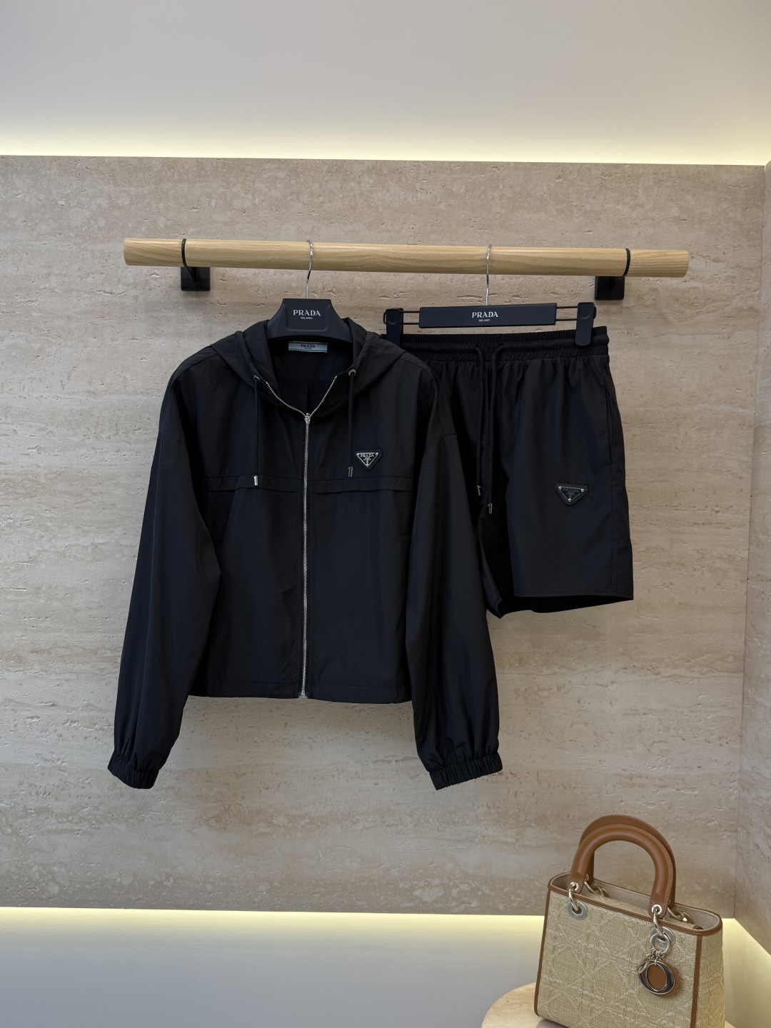 NO:932147,AQ018# New suit factory PR triangle logo zipper jacket shorts suit black off-white SML,,shorts,jackets & coats,19860909AQ018#新款套装工厂 PR 三角标 拉链外套短裤 套装 黑色 米白色 SML,,shorts,jackets & coats,,Women's clothing