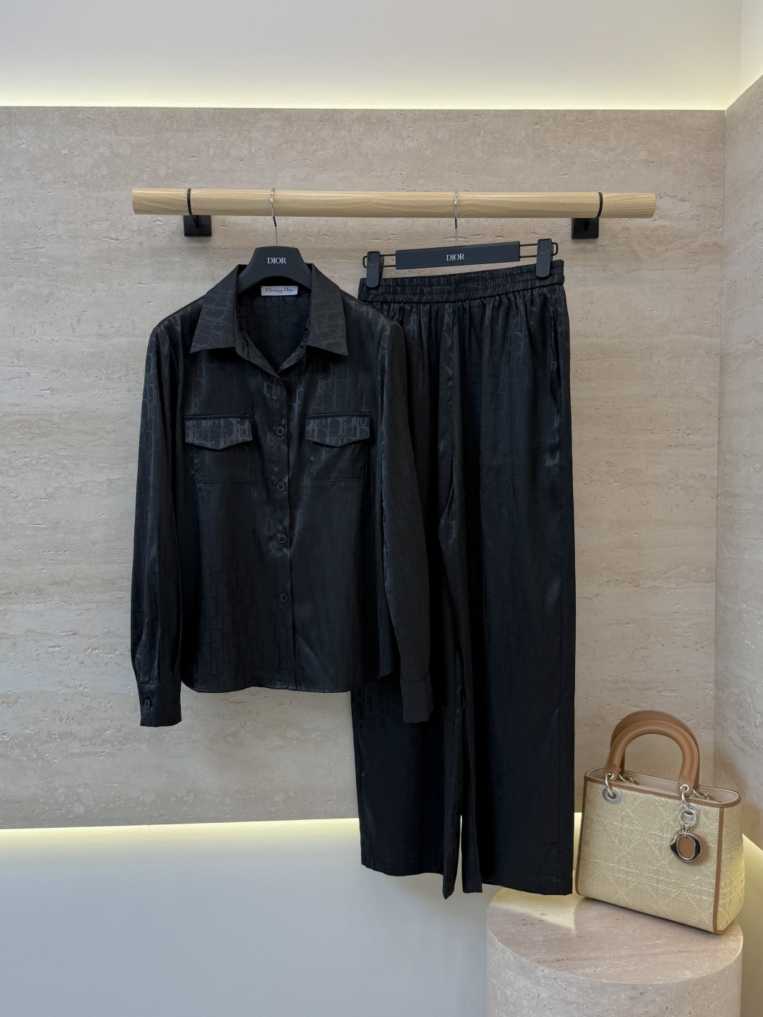 NO:932142,AQ019#New suit factory dior letter dark pattern long-sleeved shirt and trousers suit black beige SML,,dior,shirts,19860909AQ019#新款套装工厂 dior 字母暗纹长袖衬衫长裤 套装 黑色 米白色 SML,,dior,shirts,,Women's clothing