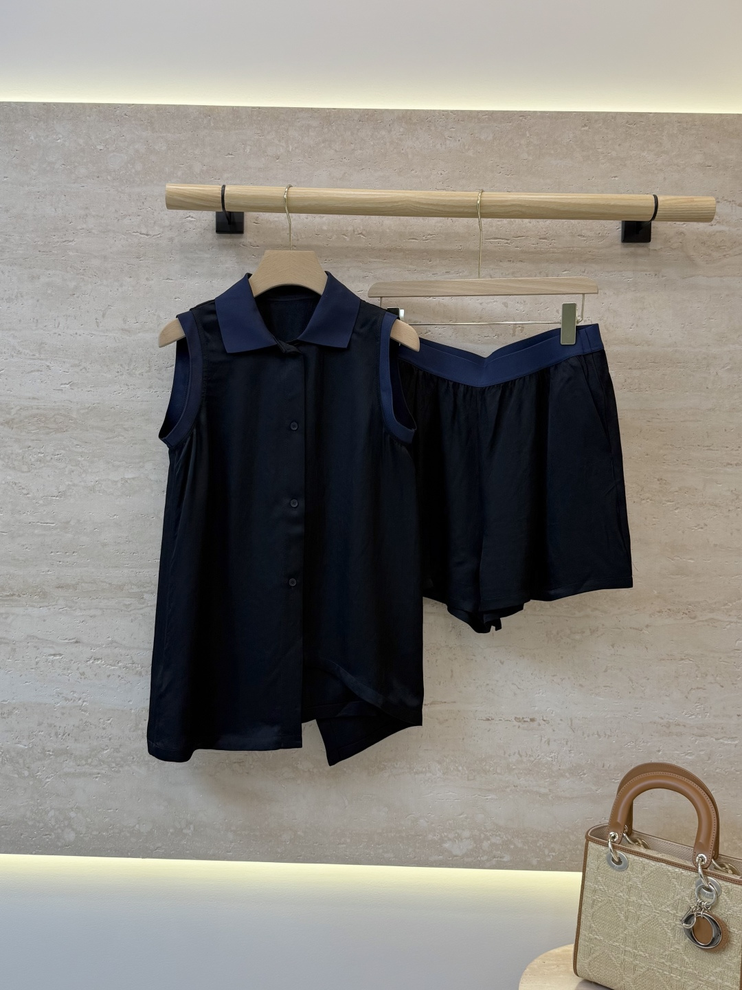 NO:947199,AD078#New suit factory acetic acid sleeveless top shorts suit two colors SML,,shorts,19860909AD078#新款套装工厂 醋酸 无袖上衣短裤套装 两色 SML,,shorts,,Women's clothing