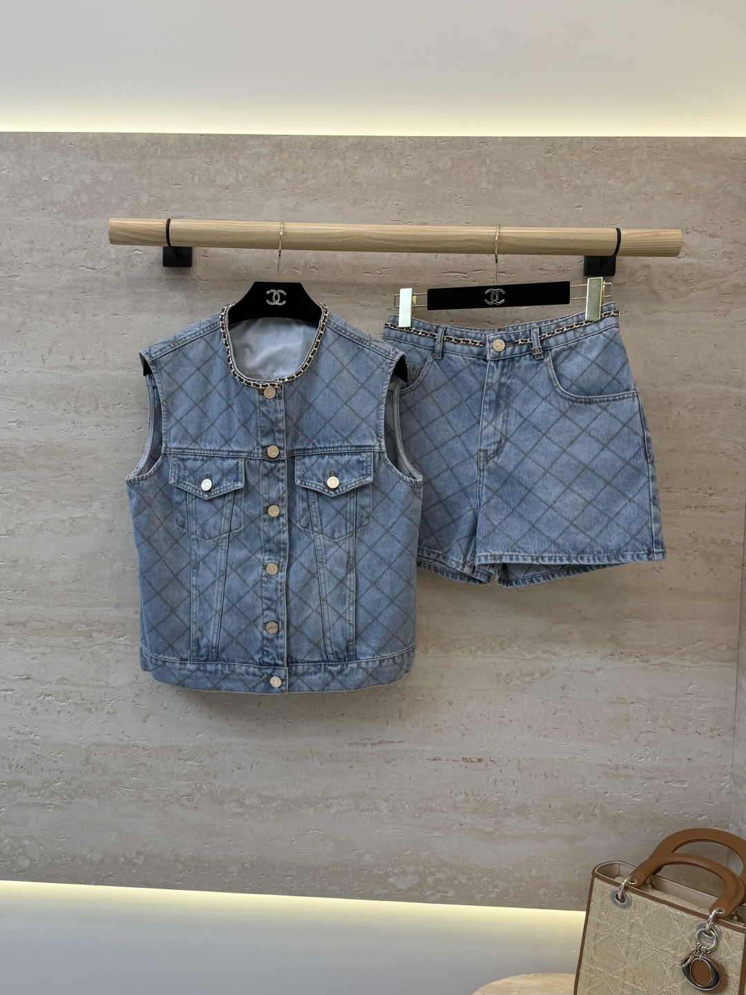 NO:943693,GU099+GU# suit p vest shorts Xiaoxiang mesh denim vest shorts suit can be split SML, Chanel-clothing, chanel, shorts,19860909GU099+GU#套装p马甲短裤 小香 网格纹牛仔马甲短裤 套装 可以拆分 SML,香奈儿-服装,chanel,shorts,,Women's clothing