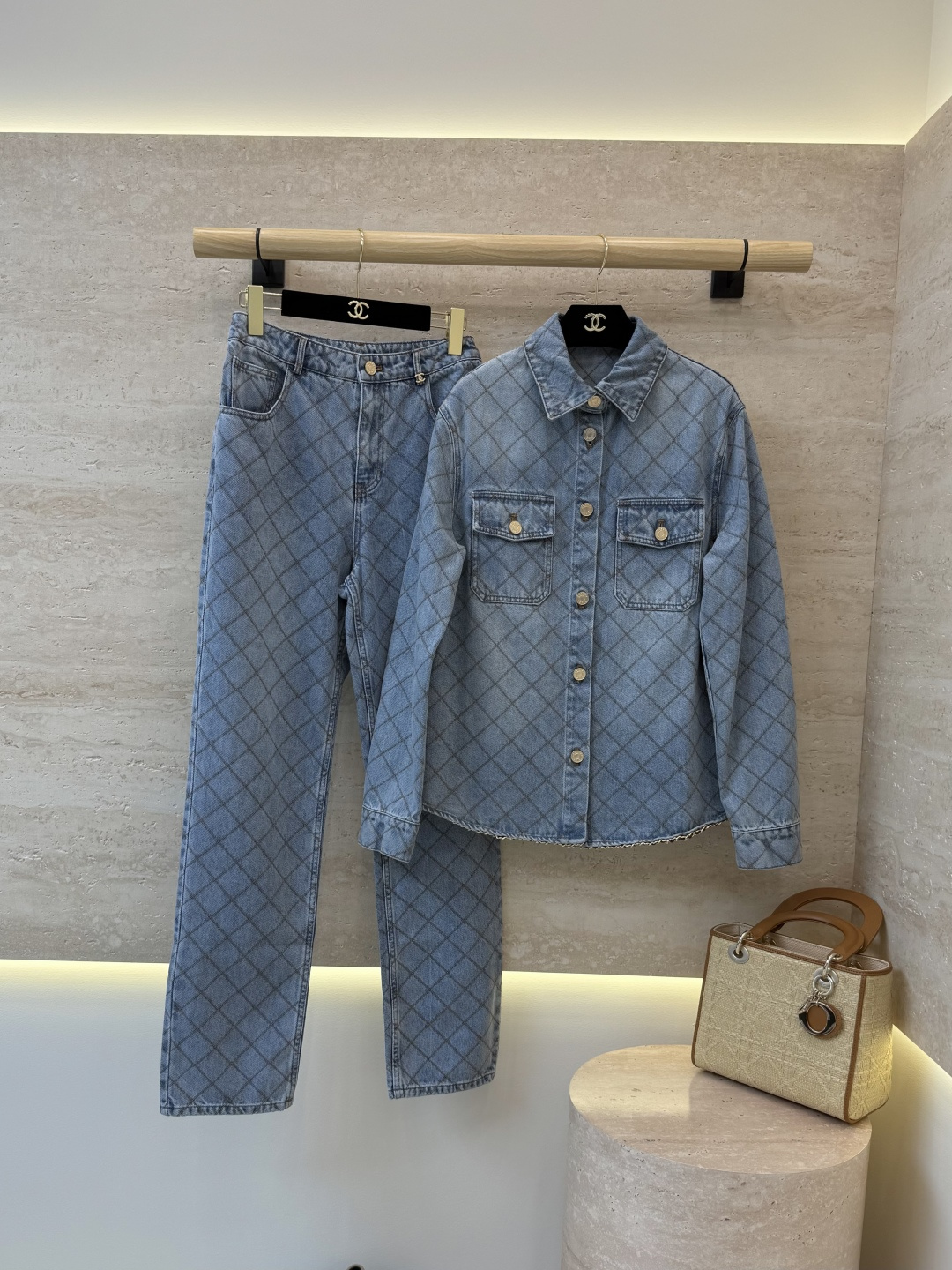 NO:943698,GU+GU0101#p Jacket and Trousers Xiaoxiang Grid Pattern Embroidery Long Sleeve Denim Jacket Denim Pants Suit Can be Detached Top SML Pants SMLXL, Chanel-clothing, chanel, jackets & coats,19860909GU+GU0101#p外套长裤 小香 网格纹绣花 长袖牛仔外套牛仔长裤 套装 可以拆分 上衣SML 裤子SMLXL,香奈儿-服装,chanel,jackets & coats,,Women's clothing