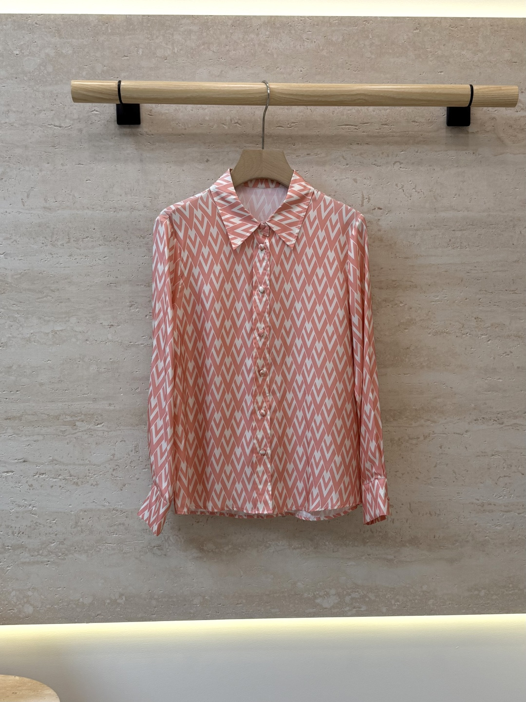 NO:957735,BS591# New shirt factory non-refundable, non-exchangeable Valentino V-printed twill silk printed long-sleeved shirt SMLXL,,valentino,shirts,real silk,19860909BS591#新款衬衫工厂不退不换 Valentino V字印花 斜纹真丝印花长袖衬衫 SMLXL,,valentino,shirts,real silk,,Women's clothing