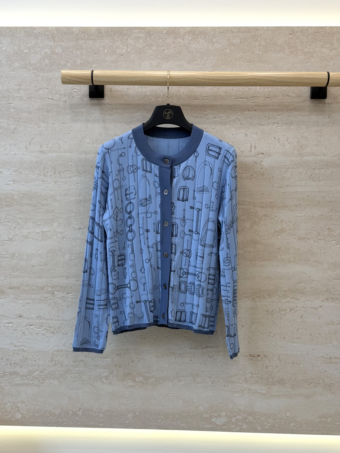 NO:948538,H326042#New Cardigan H Home Hermès knitted printed long-sleeved cardigan blue off-white SMLXL,Hermes-clothing,hermes,19860909H326042#新款开衫 H家 爱马仕 针织印花 长袖开衫 蓝色 米白 SMLXL,爱马仕-服装,hermes,,Women's clothing