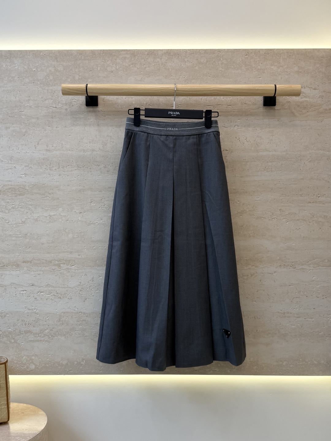 NO:948320,AW0125# new skirt p PR triangle logo long skirt black gray SML, Prada-clothing, prada, skirts,19860909AW0125#新款半裙p PR三角标 长半裙 黑色 灰色 SML,普拉达-服装,prada,skirts,,Women's clothing