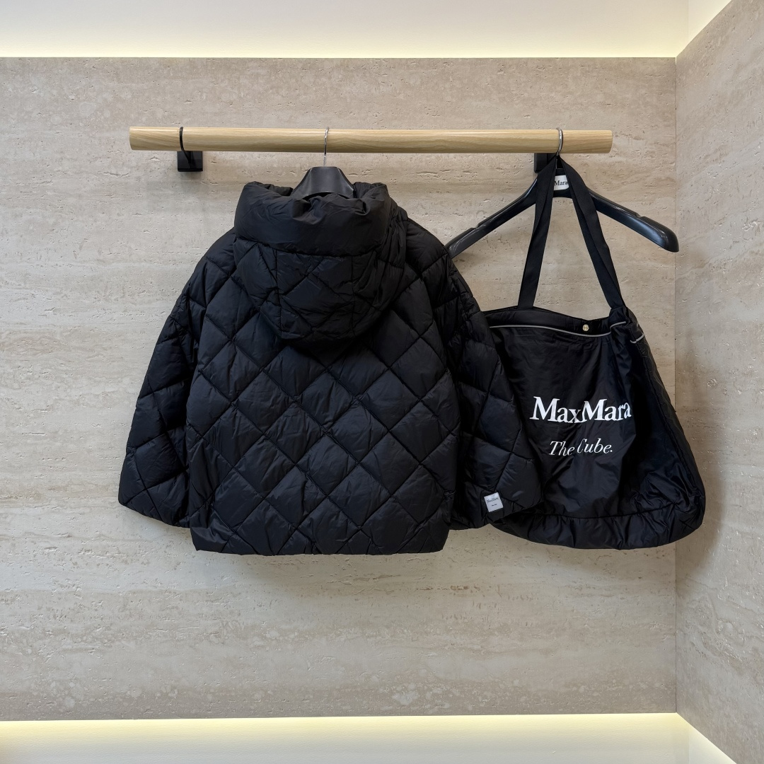 MX727#新款羽绒服⚠️🌾 max mara 配原包装 原标高定版 拉链带帽 斗篷版90% 鹅绒羽绒服 黑色/蓝色 MX727#新款羽绒服⚠️🌾 max mara 配原包装 原标高定版 拉链带帽 斗篷版90% 鹅绒羽绒服 黑色/蓝色