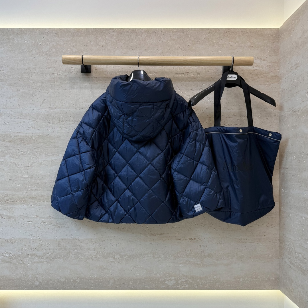 MX727#新款羽绒服⚠️🌾 max mara 配原包装 原标高定版 拉链带帽 斗篷版90% 鹅绒羽绒服 黑色/蓝色 MX727#新款羽绒服⚠️🌾 max mara 配原包装 原标高定版 拉链带帽 斗篷版90% 鹅绒羽绒服 黑色/蓝色