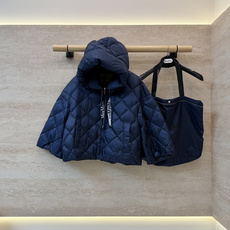 MX727#新款羽绒服⚠️🌾 max mara 配原包装 原标高定版 拉链带帽 斗篷版90% 鹅绒羽绒服 黑色/蓝色 MX727#新款羽绒服⚠️🌾 max mara 配原包装 原标高定版 拉链带帽 斗篷版90% 鹅绒羽绒服 黑色/蓝色