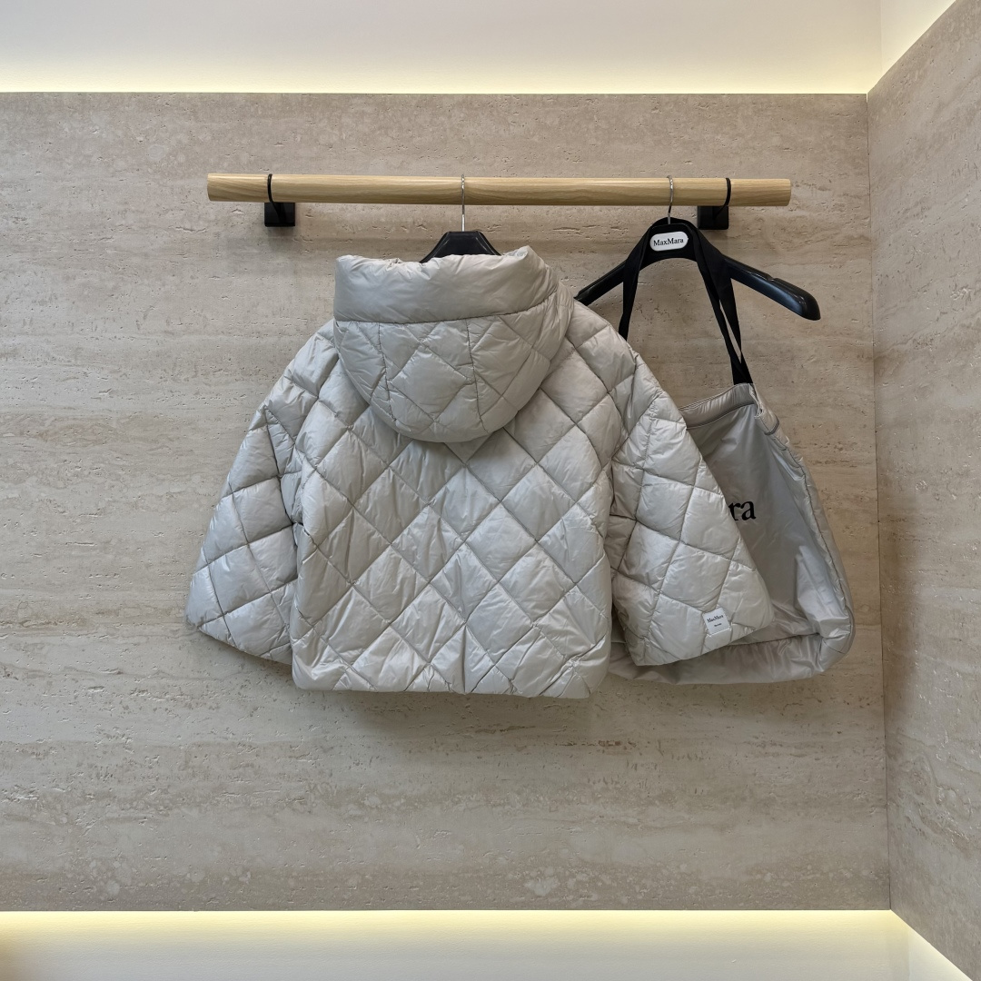MX727#新款羽绒服⚠️🌾 max mara 配原包装 原标高定版 拉链带帽 斗篷版90% 鹅绒羽绒服 黑色/蓝色 MX727#新款羽绒服⚠️🌾 max mara 配原包装 原标高定版 拉链带帽 斗篷版90% 鹅绒羽绒服 黑色/蓝色