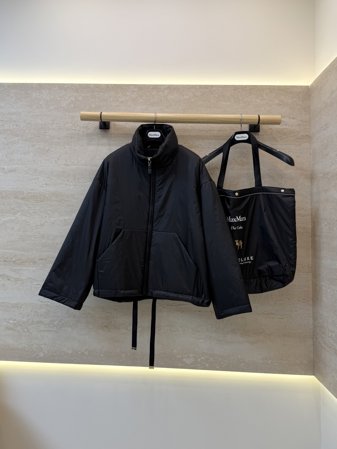 MX729#新款驼绒服⚠️🌾 Max拉链款 48% 骆驼绒 4%桑蚕丝 进口面料 骆驼绒棉服 黑色/米色 38/40/4 MX729#新款驼绒服⚠️🌾 Max拉链款 48% 骆驼绒 4%桑蚕丝 进口面料 骆驼绒棉服 黑色/米色 38/40/4