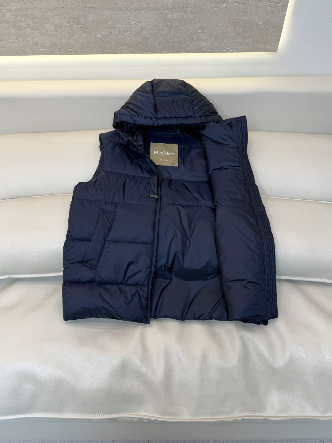 MX725#新款羽绒服⚠️🌾 max mara 配原包装 原标高定版 拉链带帽 羽绒马甲 90% 鹅绒羽绒服 黑色/ MX725#新款羽绒服⚠️🌾 max mara 配原包装 原标高定版 拉链带帽 羽绒马甲 90% 鹅绒羽绒服 黑色/