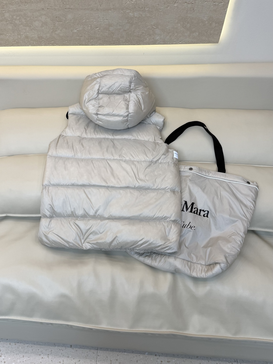 MX725#新款羽绒服⚠️🌾 max mara 配原包装 原标高定版 拉链带帽 羽绒马甲 90% 鹅绒羽绒服 黑色/ MX725#新款羽绒服⚠️🌾 max mara 配原包装 原标高定版 拉链带帽 羽绒马甲 90% 鹅绒羽绒服 黑色/