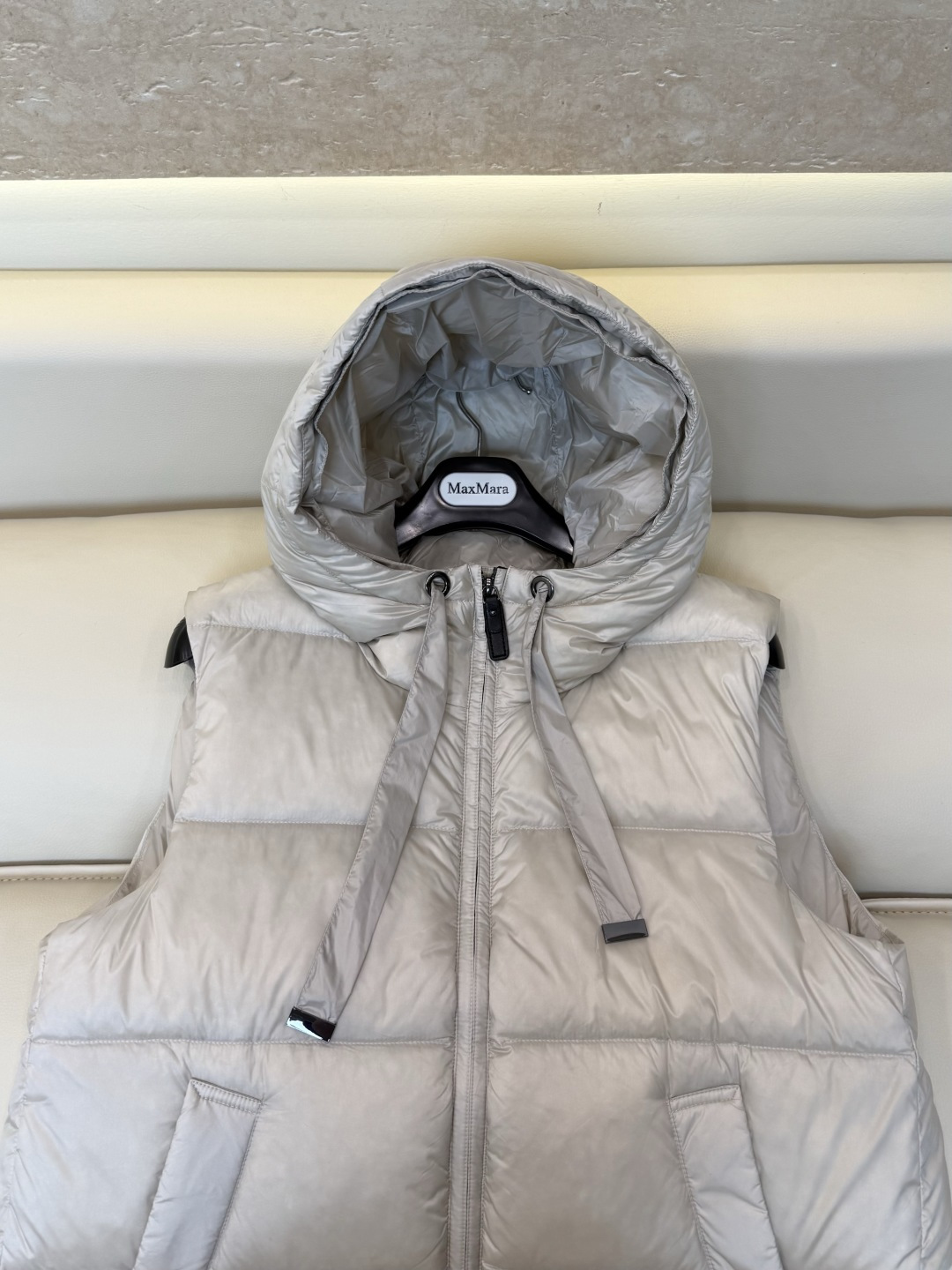 MX725#新款羽绒服⚠️🌾 max mara 配原包装 原标高定版 拉链带帽 羽绒马甲 90% 鹅绒羽绒服 黑色/ MX725#新款羽绒服⚠️🌾 max mara 配原包装 原标高定版 拉链带帽 羽绒马甲 90% 鹅绒羽绒服 黑色/