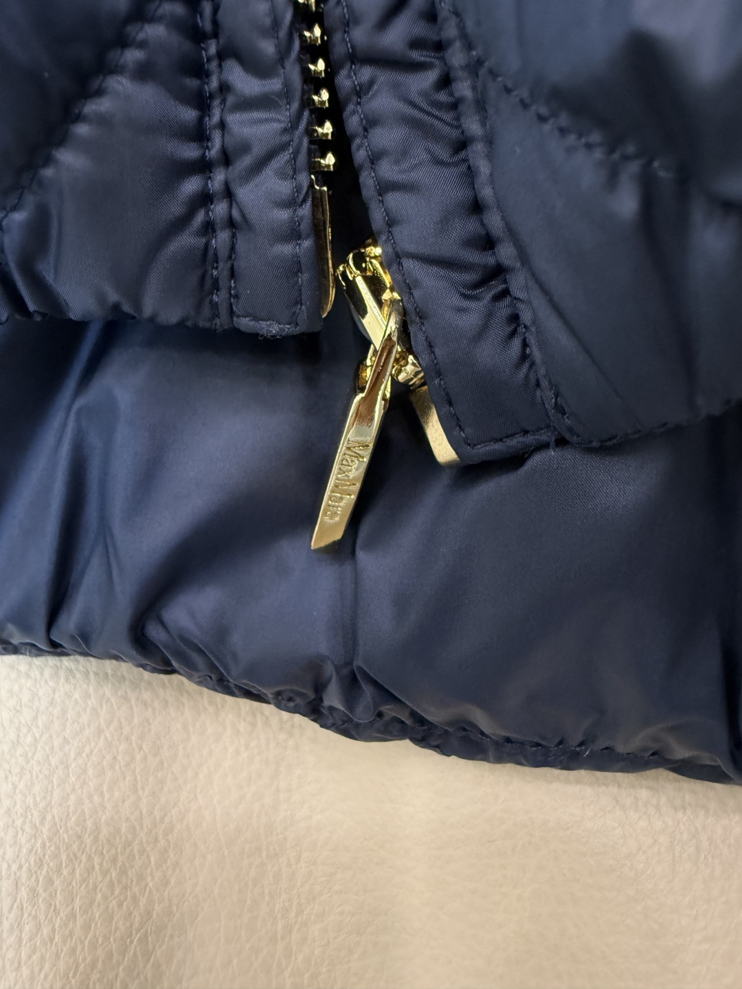 MX727#新款羽绒服⚠️🌾 max mara 配原包装 原标高定版 拉链带帽 斗篷版90% 鹅绒羽绒服 黑色/蓝色 MX727#新款羽绒服⚠️🌾 max mara 配原包装 原标高定版 拉链带帽 斗篷版90% 鹅绒羽绒服 黑色/蓝色