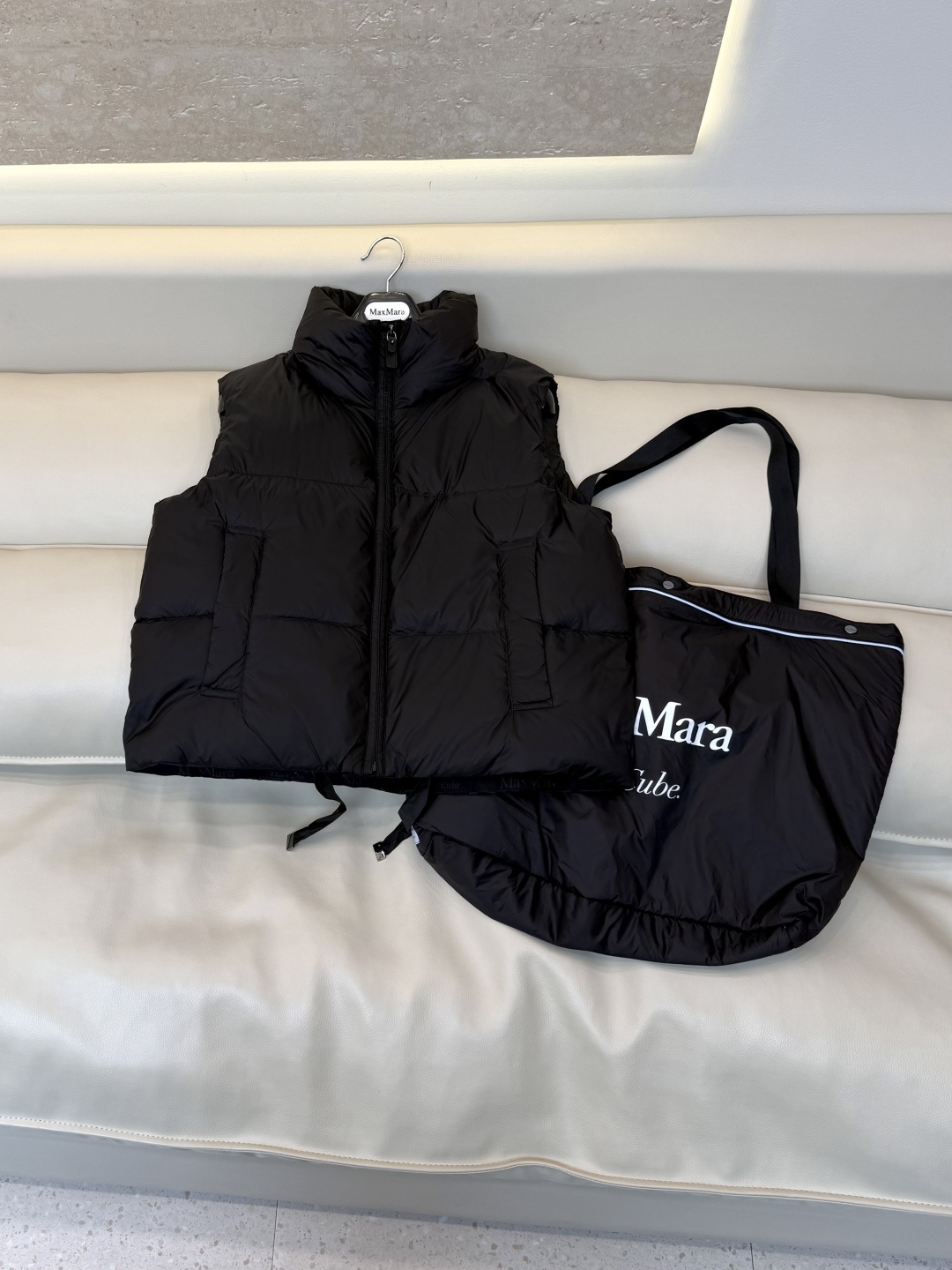 MX723#新款羽绒服⚠️🌾 max mara 配原包装 原标高定版 拉链款 羽绒马甲 90% 鹅绒羽绒服 黑色/藏 MX723#新款羽绒服⚠️🌾 max mara 配原包装 原标高定版 拉链款 羽绒马甲 90% 鹅绒羽绒服 黑色/藏
