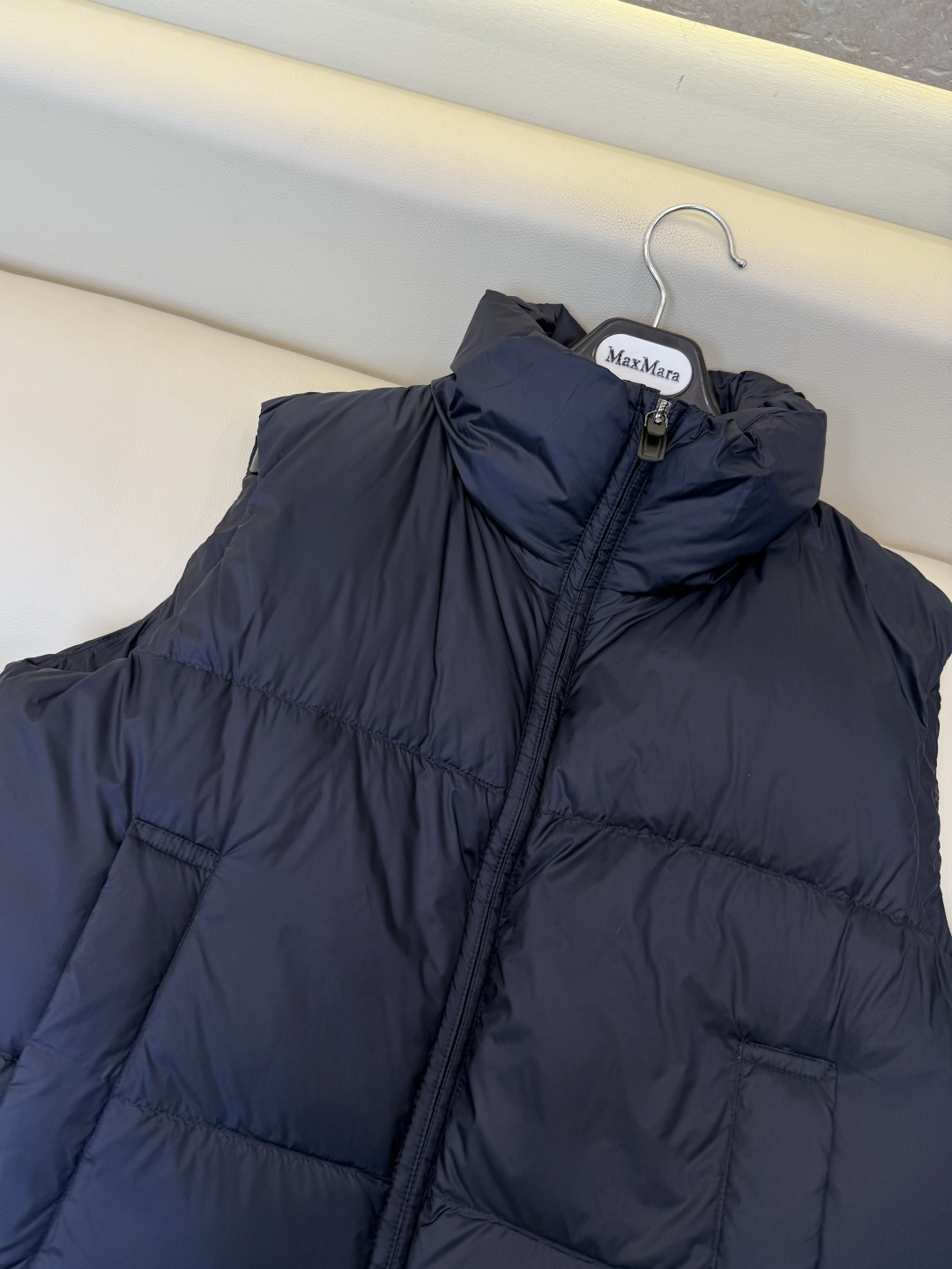 MX723#新款羽绒服⚠️🌾 max mara 配原包装 原标高定版 拉链款 羽绒马甲 90% 鹅绒羽绒服 黑色/藏 MX723#新款羽绒服⚠️🌾 max mara 配原包装 原标高定版 拉链款 羽绒马甲 90% 鹅绒羽绒服 黑色/藏