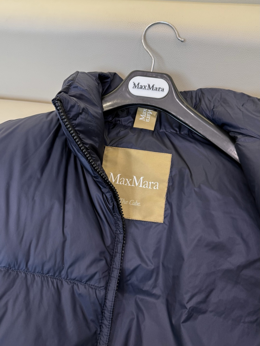 MX723#新款羽绒服⚠️🌾 max mara 配原包装 原标高定版 拉链款 羽绒马甲 90% 鹅绒羽绒服 黑色/藏 MX723#新款羽绒服⚠️🌾 max mara 配原包装 原标高定版 拉链款 羽绒马甲 90% 鹅绒羽绒服 黑色/藏