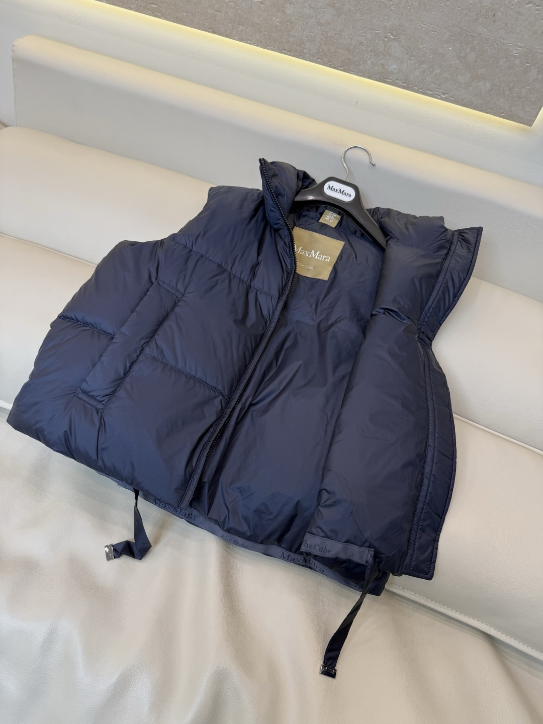 MX723#新款羽绒服⚠️🌾 max mara 配原包装 原标高定版 拉链款 羽绒马甲 90% 鹅绒羽绒服 黑色/藏 MX723#新款羽绒服⚠️🌾 max mara 配原包装 原标高定版 拉链款 羽绒马甲 90% 鹅绒羽绒服 黑色/藏
