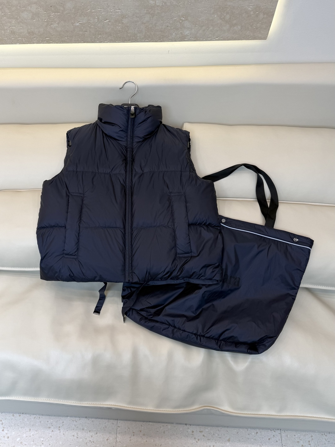MX723#新款羽绒服⚠️🌾 max mara 配原包装 原标高定版 拉链款 羽绒马甲 90% 鹅绒羽绒服 黑色/藏 MX723#新款羽绒服⚠️🌾 max mara 配原包装 原标高定版 拉链款 羽绒马甲 90% 鹅绒羽绒服 黑色/藏