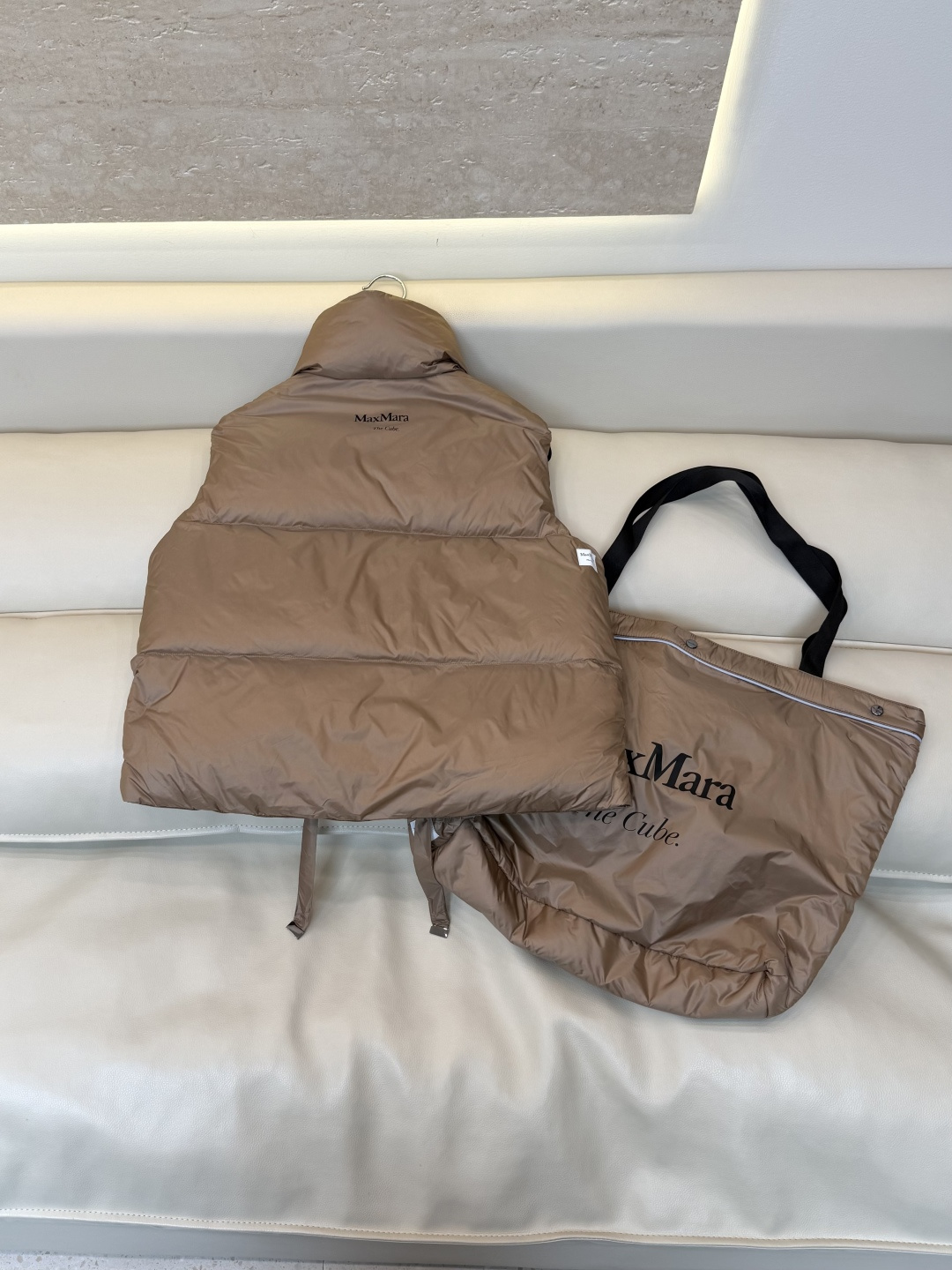 MX723#新款羽绒服⚠️🌾 max mara  配原包装 原标高定版 拉链款 羽绒马甲 90% 鹅绒羽绒服  黑色/藏
