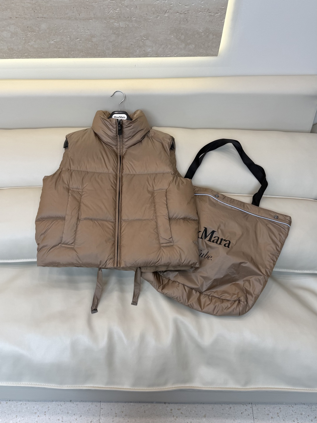 MX723#新款羽绒服⚠️🌾 max mara  配原包装 原标高定版 拉链款 羽绒马甲 90% 鹅绒羽绒服  黑色/藏
