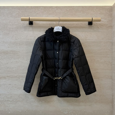 26017#新款羽绒服🌾 Moncler 羊羔毛 配腰带 90% 白鸭绒 修身显瘦 羽绒服 黑色 米色 1/2/3码 26017#新款羽绒服🌾 Moncler 羊羔毛 配腰带 90% 白鸭绒 修身显瘦 羽绒服 黑色 米色 1/2/3码