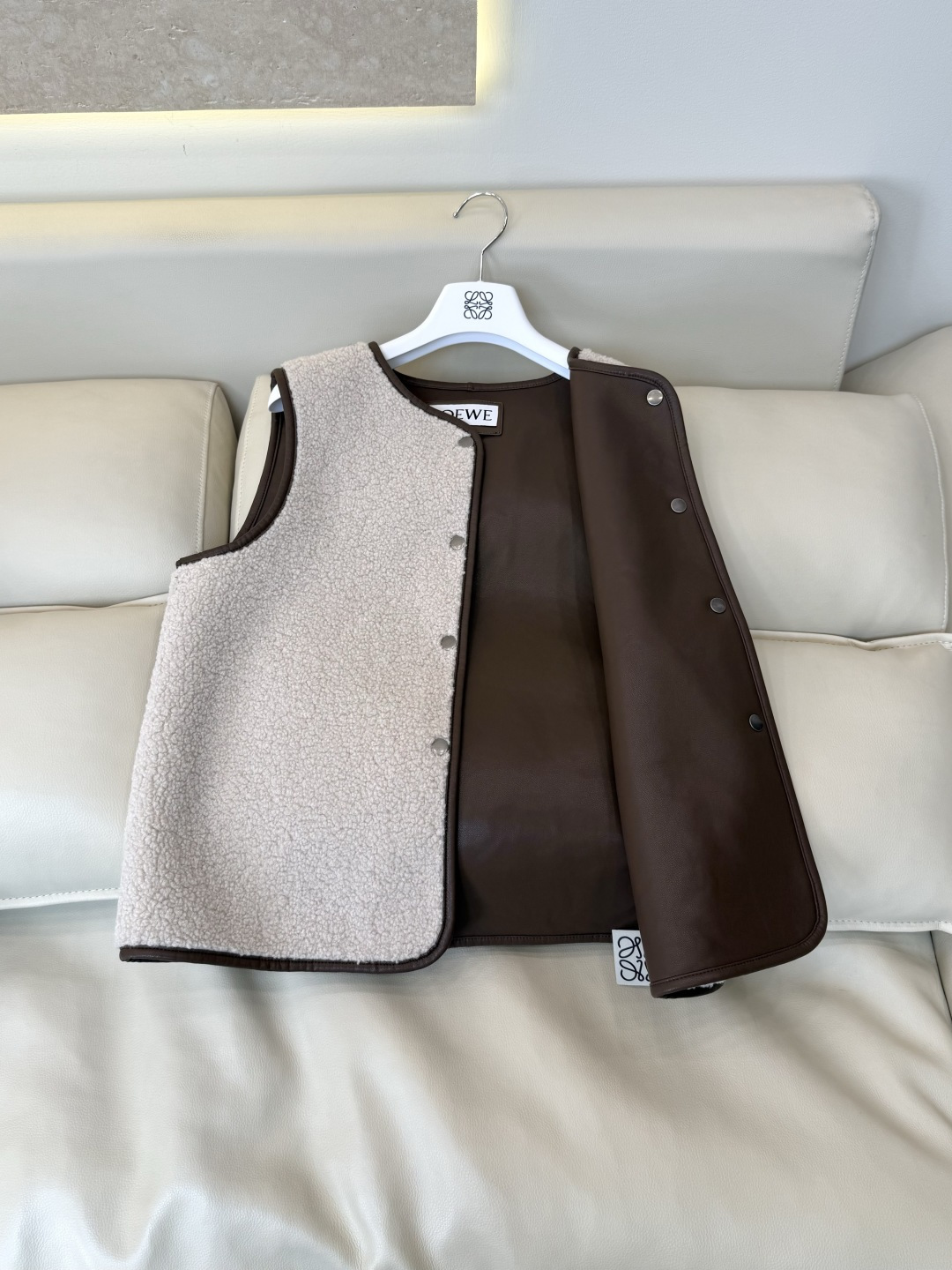 26008#新款羽绒服🌾 Loewe 超级爆款两件套 羊皮 羊剪绒 皮毛一体背心+90% 白鸭绒 马甲 两件套 棕红色 26008#新款羽绒服🌾 Loewe 超级爆款两件套 羊皮 羊剪绒 皮毛一体背心+90% 白鸭绒 马甲 两件套 棕红色