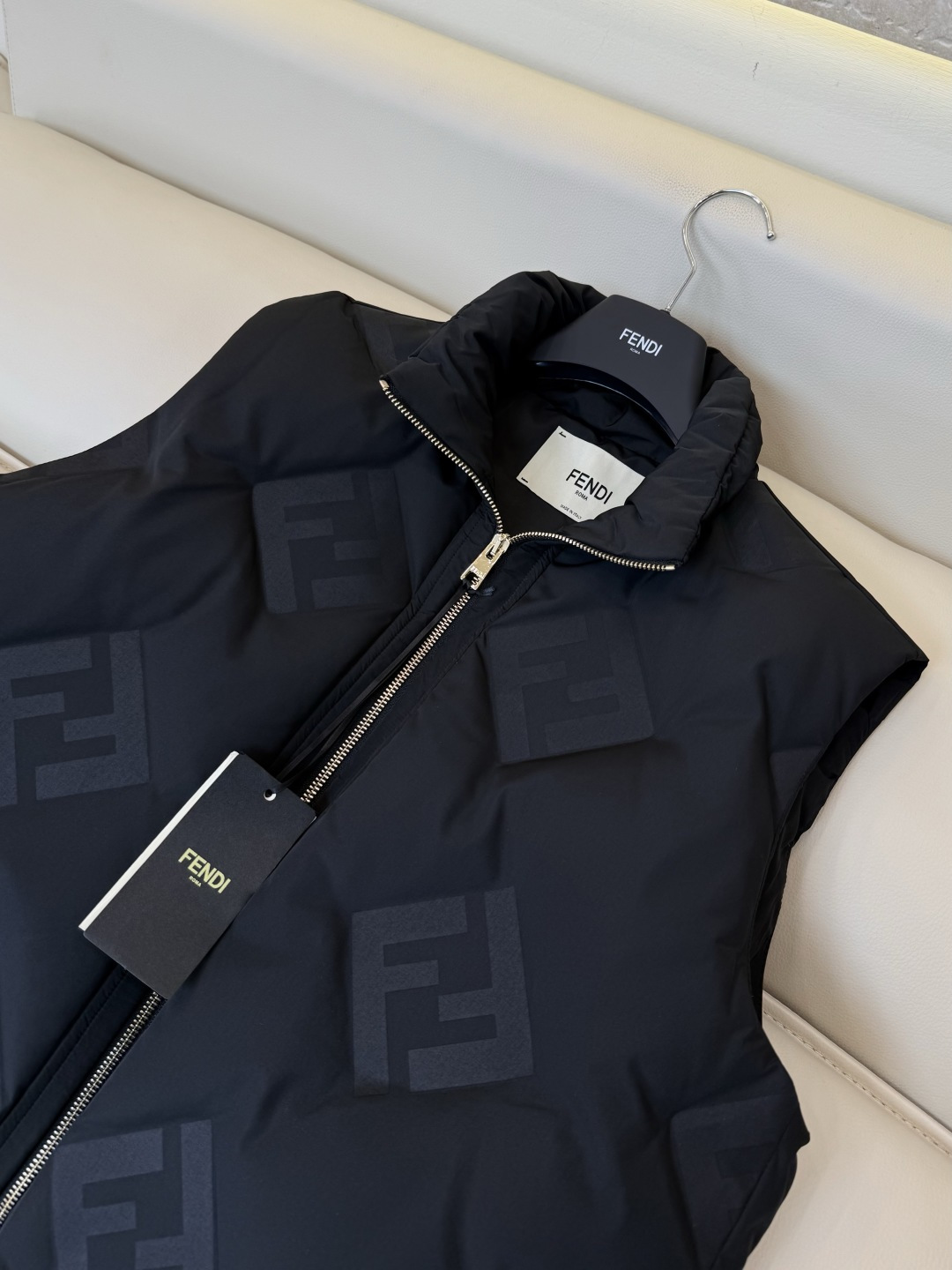 26010#新款羽绒服🌾 Fendi 字母压胶 立领无袖 90% 白鸭绒 马甲 羽绒服 黑色 白色 SML