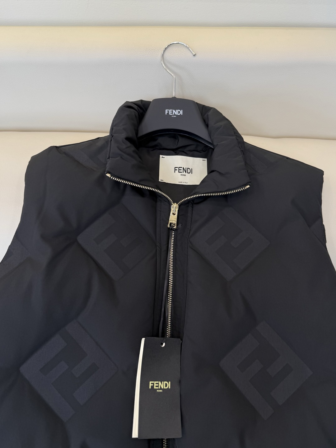 26010#新款羽绒服🌾 Fendi 字母压胶 立领无袖 90% 白鸭绒 马甲 羽绒服 黑色 白色 SML