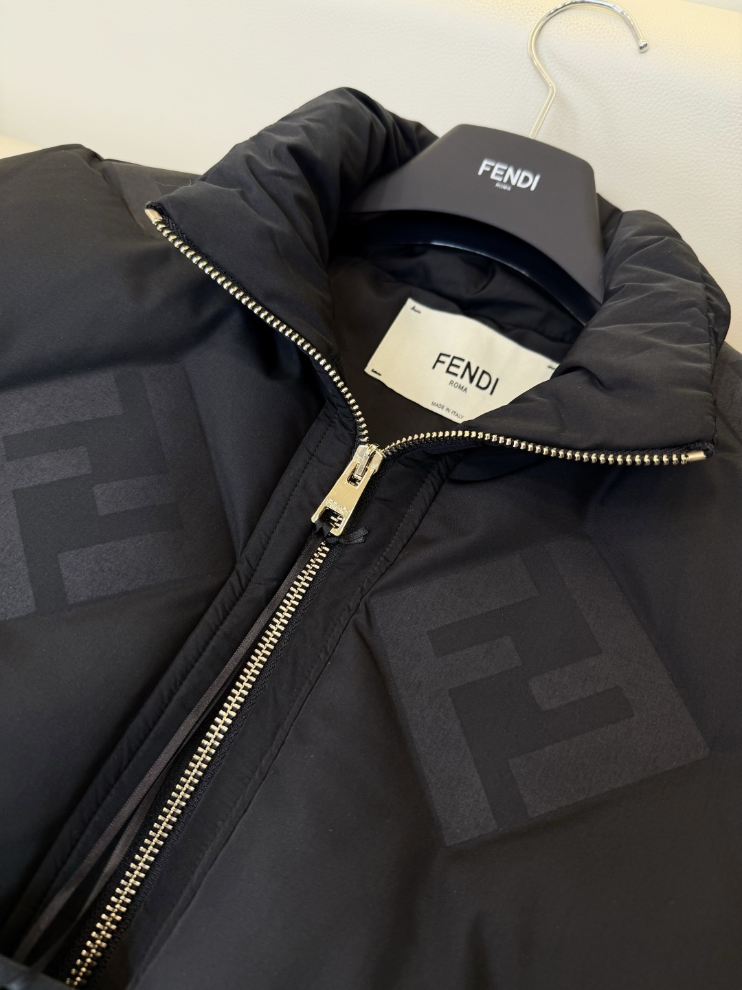 26010#新款羽绒服🌾 Fendi 字母压胶 立领无袖 90% 白鸭绒 马甲 羽绒服 黑色 白色 SML