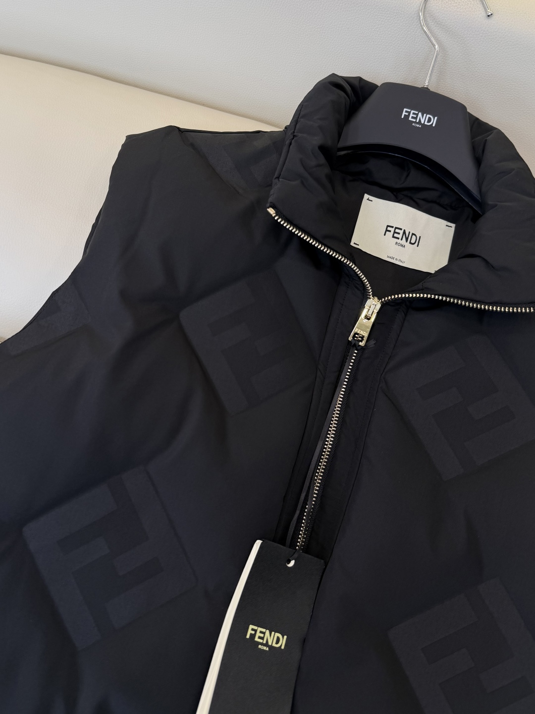 26010#新款羽绒服🌾 Fendi 字母压胶 立领无袖 90% 白鸭绒 马甲 羽绒服 黑色 白色 SML