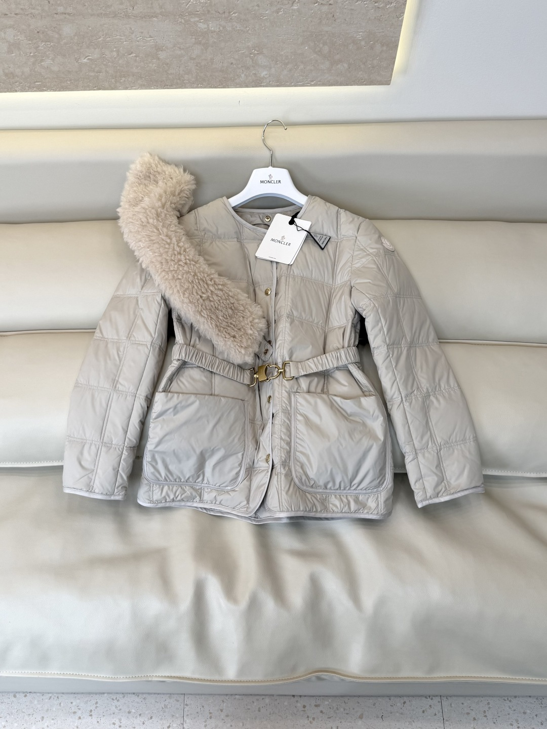 26017#新款羽绒服🌾 Moncler 羊羔毛 配腰带 90% 白鸭绒 修身显瘦 羽绒服 黑色 米色 1/2/3码