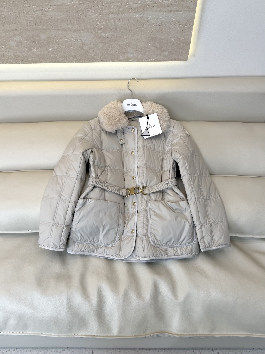 26017#新款羽绒服🌾 Moncler 羊羔毛 配腰带 90% 白鸭绒 修身显瘦 羽绒服 黑色 米色 1/2/3码
