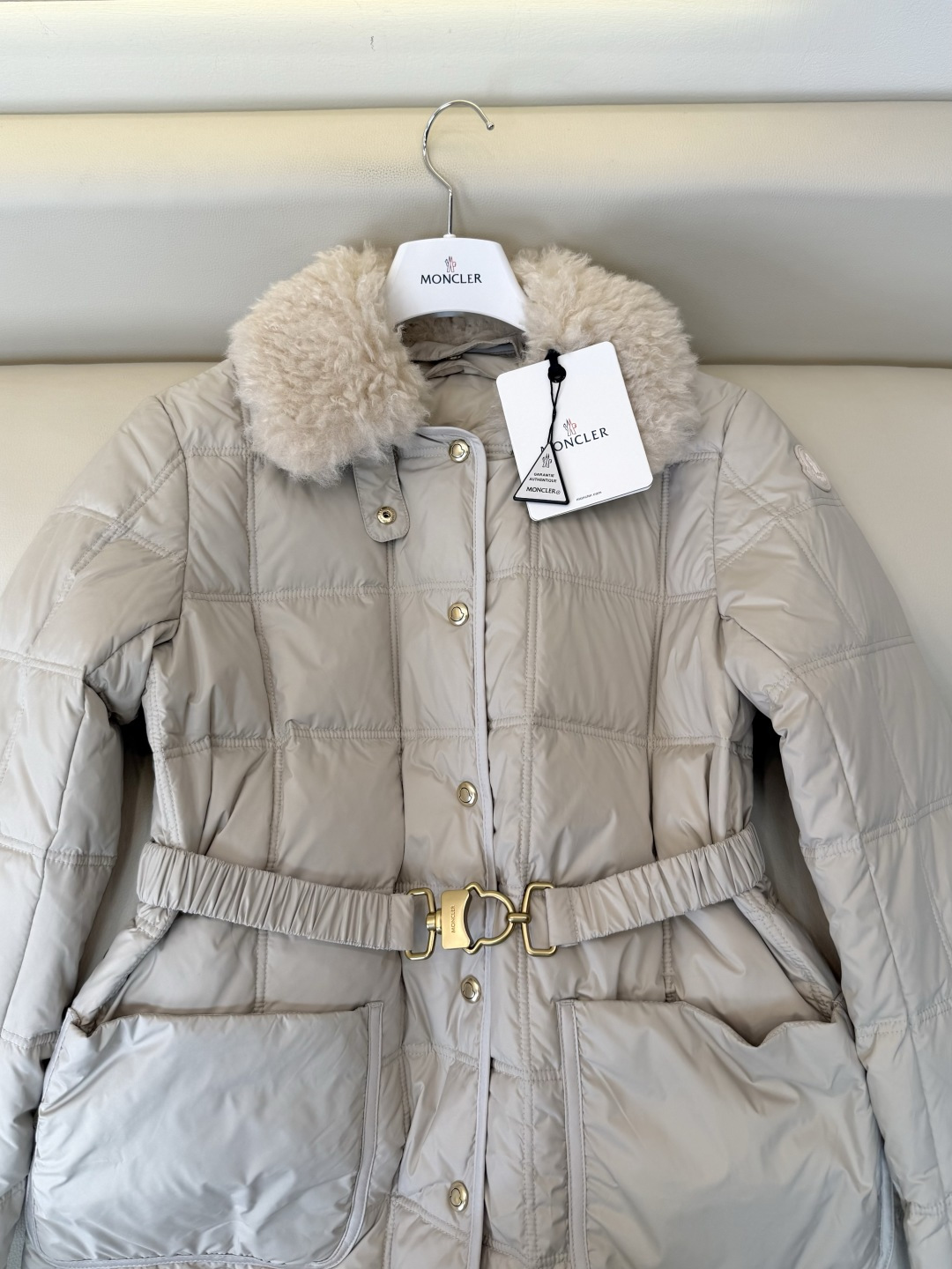 26017#新款羽绒服🌾 Moncler 羊羔毛 配腰带 90% 白鸭绒 修身显瘦 羽绒服 黑色 米色 1/2/3码