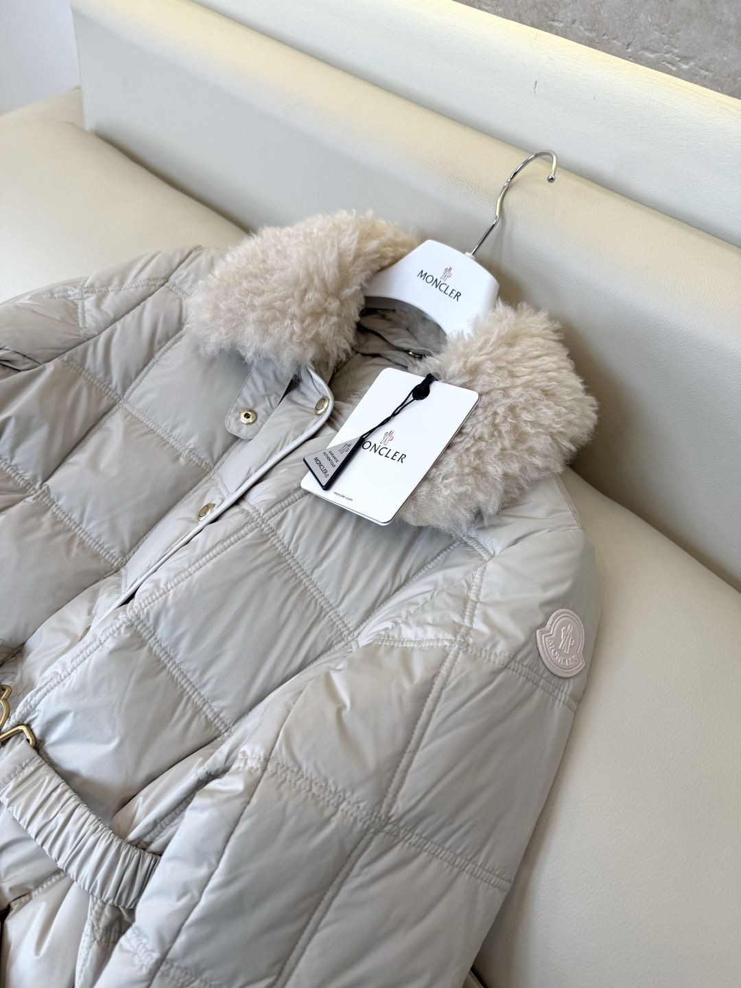 26017#新款羽绒服🌾 Moncler 羊羔毛 配腰带 90% 白鸭绒 修身显瘦 羽绒服 黑色 米色 1/2/3码