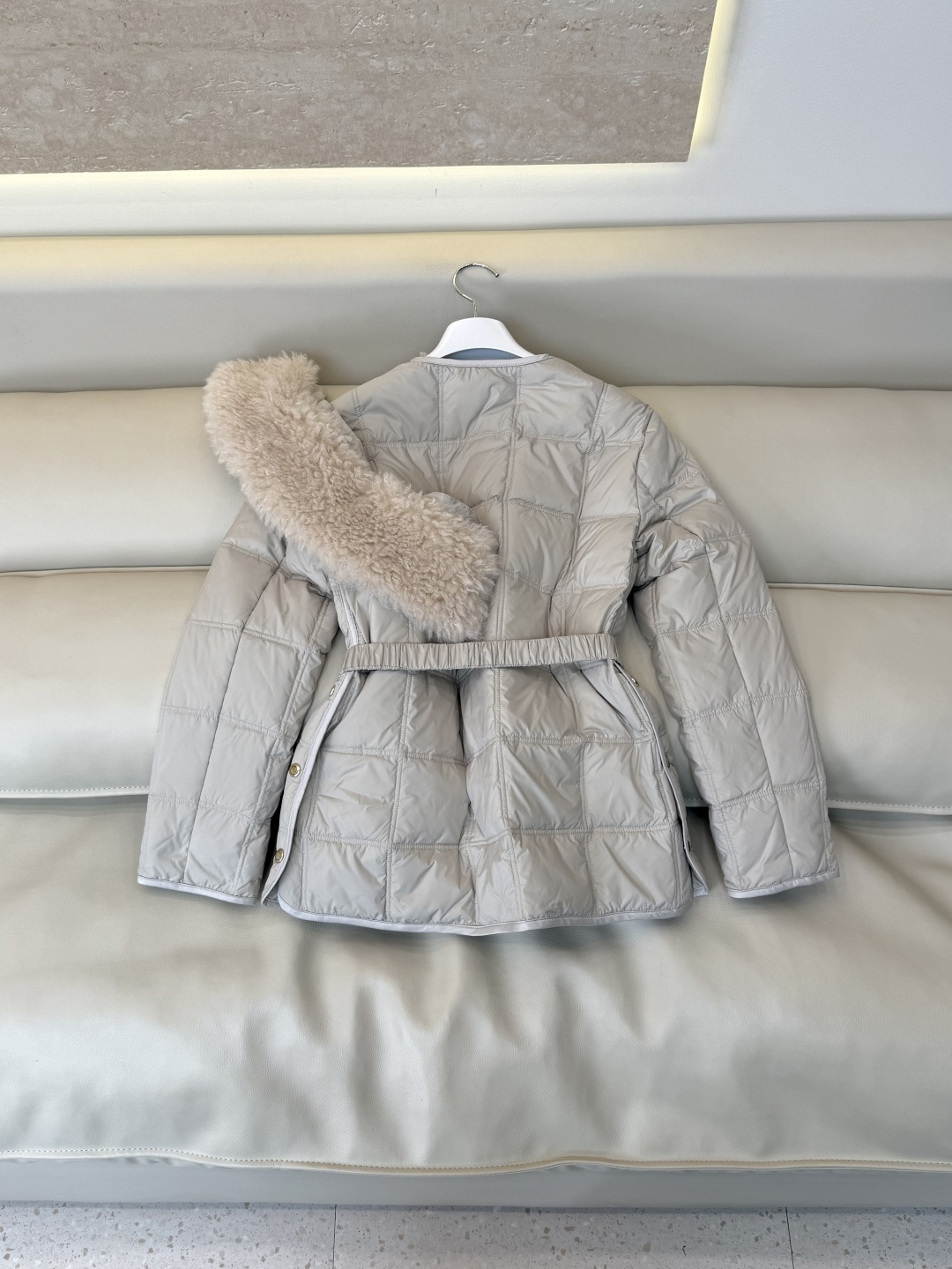 26017#新款羽绒服🌾 Moncler 羊羔毛 配腰带 90% 白鸭绒 修身显瘦 羽绒服 黑色 米色 1/2/3码