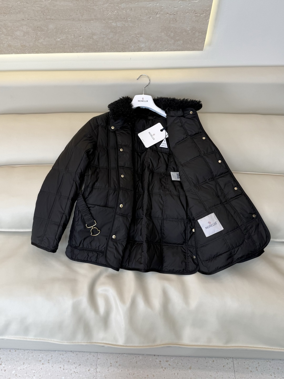 26017#新款羽绒服🌾 Moncler 羊羔毛 配腰带 90% 白鸭绒 修身显瘦 羽绒服 黑色 米色 1/2/3码