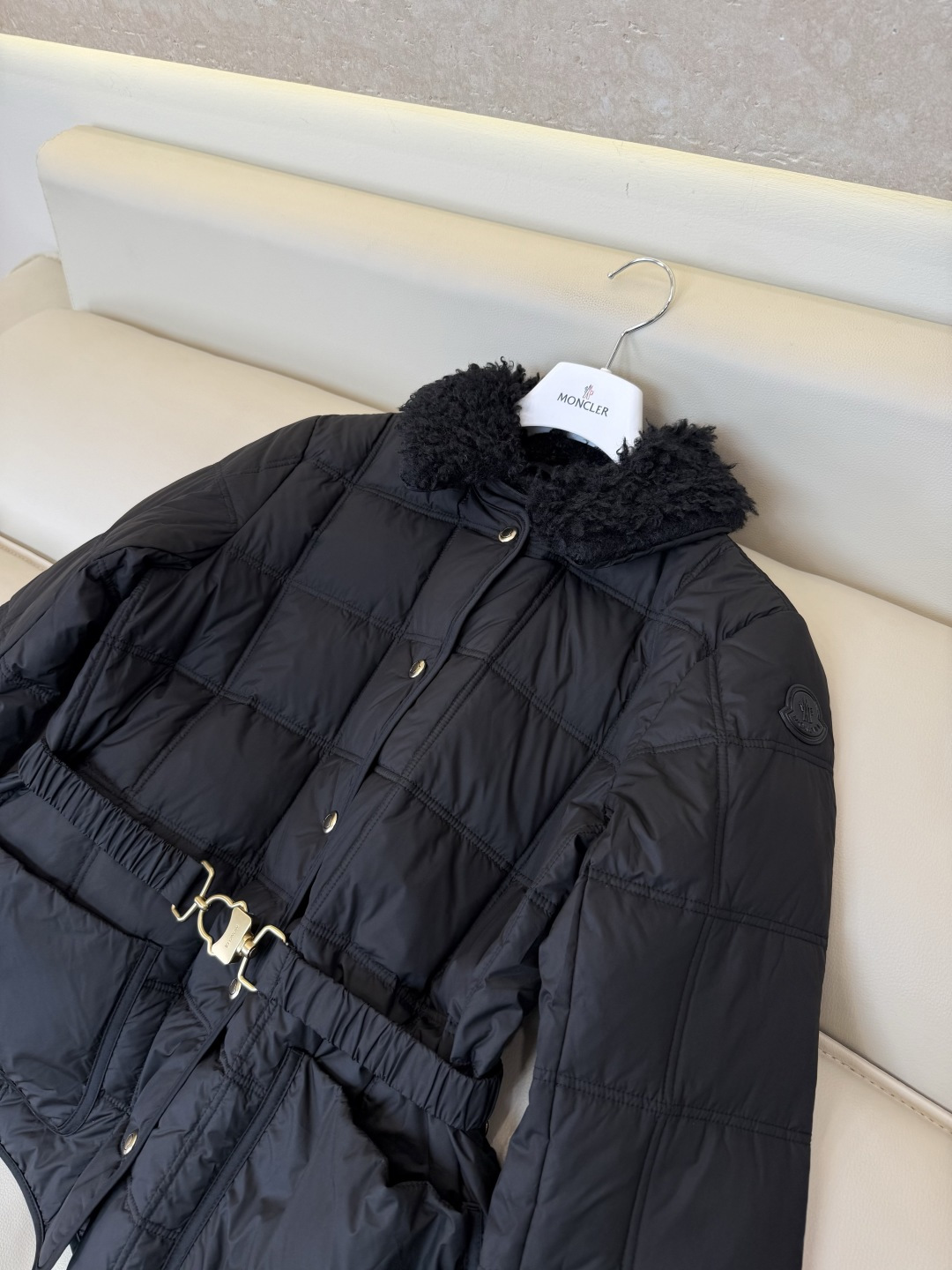 26017#新款羽绒服🌾 Moncler 羊羔毛 配腰带 90% 白鸭绒 修身显瘦 羽绒服 黑色 米色 1/2/3码