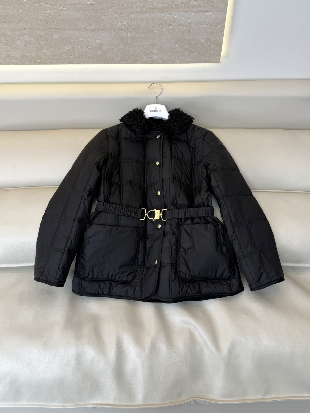 26017#新款羽绒服🌾 Moncler 羊羔毛 配腰带 90% 白鸭绒 修身显瘦 羽绒服 黑色 米色 1/2/3码