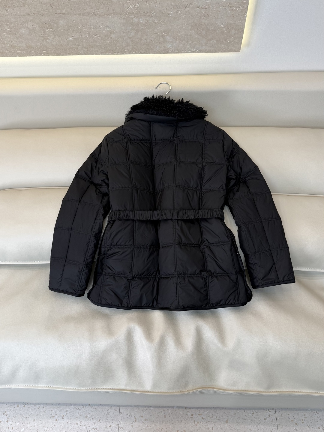 26017#新款羽绒服🌾 Moncler 羊羔毛 配腰带 90% 白鸭绒 修身显瘦 羽绒服 黑色 米色 1/2/3码