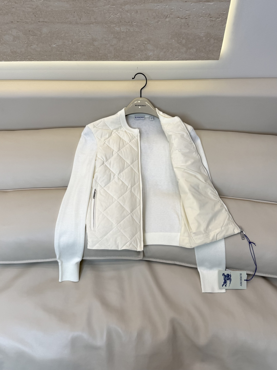 26018#新款羽绒服🌾 Burberry 菱形格 爆款 100%绵羊毛针织长袖拼接100% 白鸭绒 羽绒服 黑色 白色