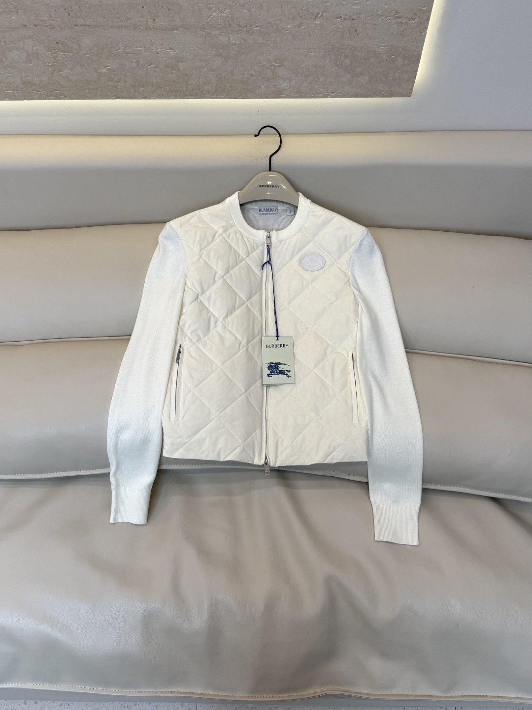 26018#新款羽绒服🌾 Burberry 菱形格 爆款 100%绵羊毛针织长袖拼接100% 白鸭绒 羽绒服 黑色 白色