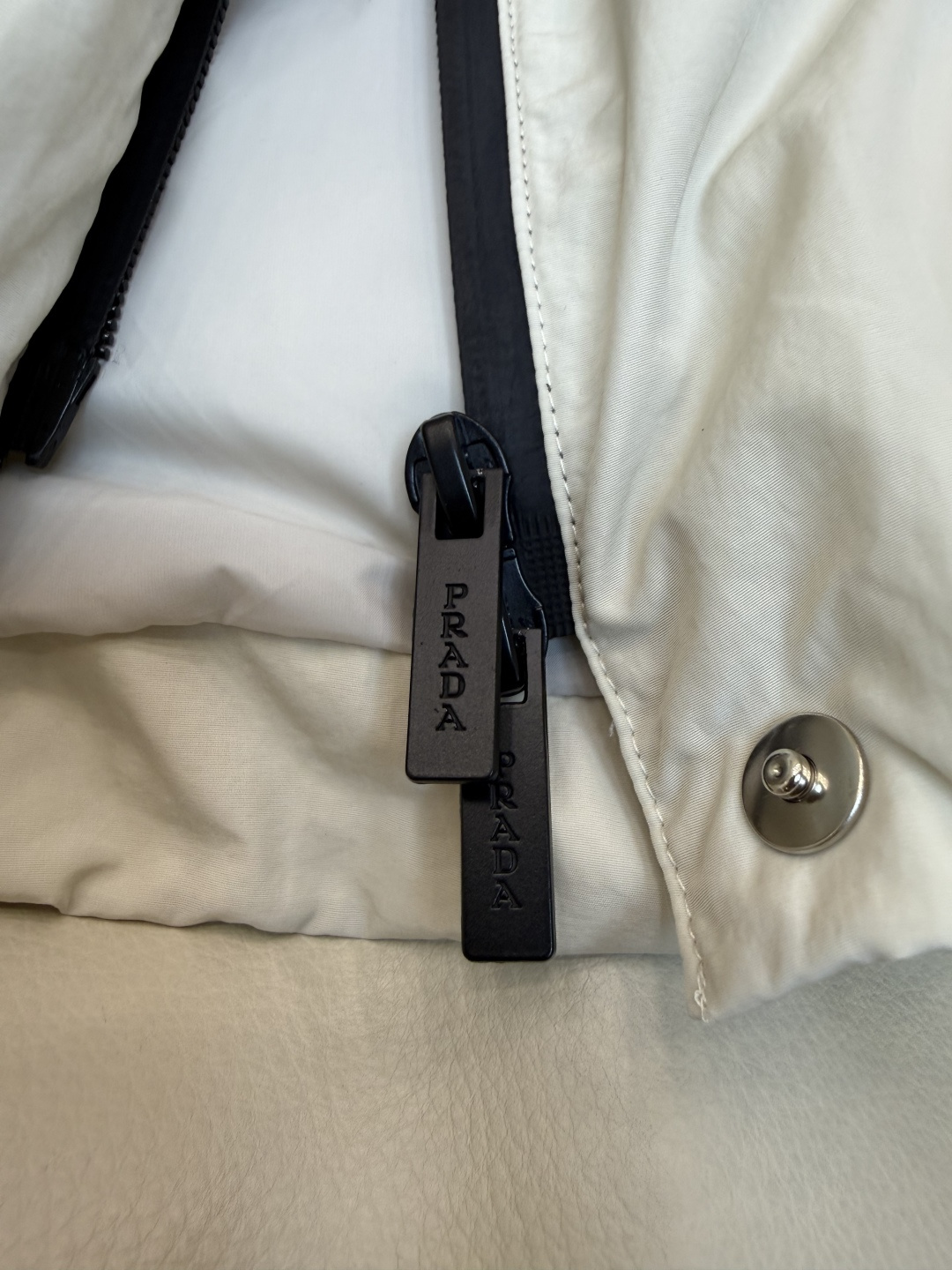 88271#新款羽绒服🌾 Prada 三角标 带帽 羽绒长袖 90%白鹅绒 羽绒服 黑色 米色 咖色 36/38/40