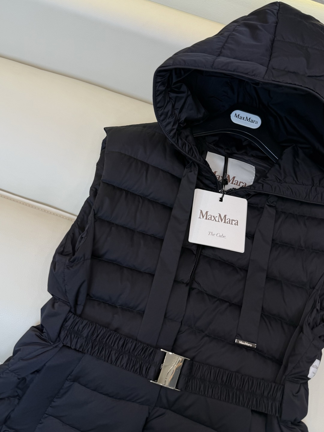 88391#新款羽绒服🌾 Max mara 收腰款显瘦羽绒马甲 90%白鹅绒 羽绒服 黑色 米色 咖色 38/40/42