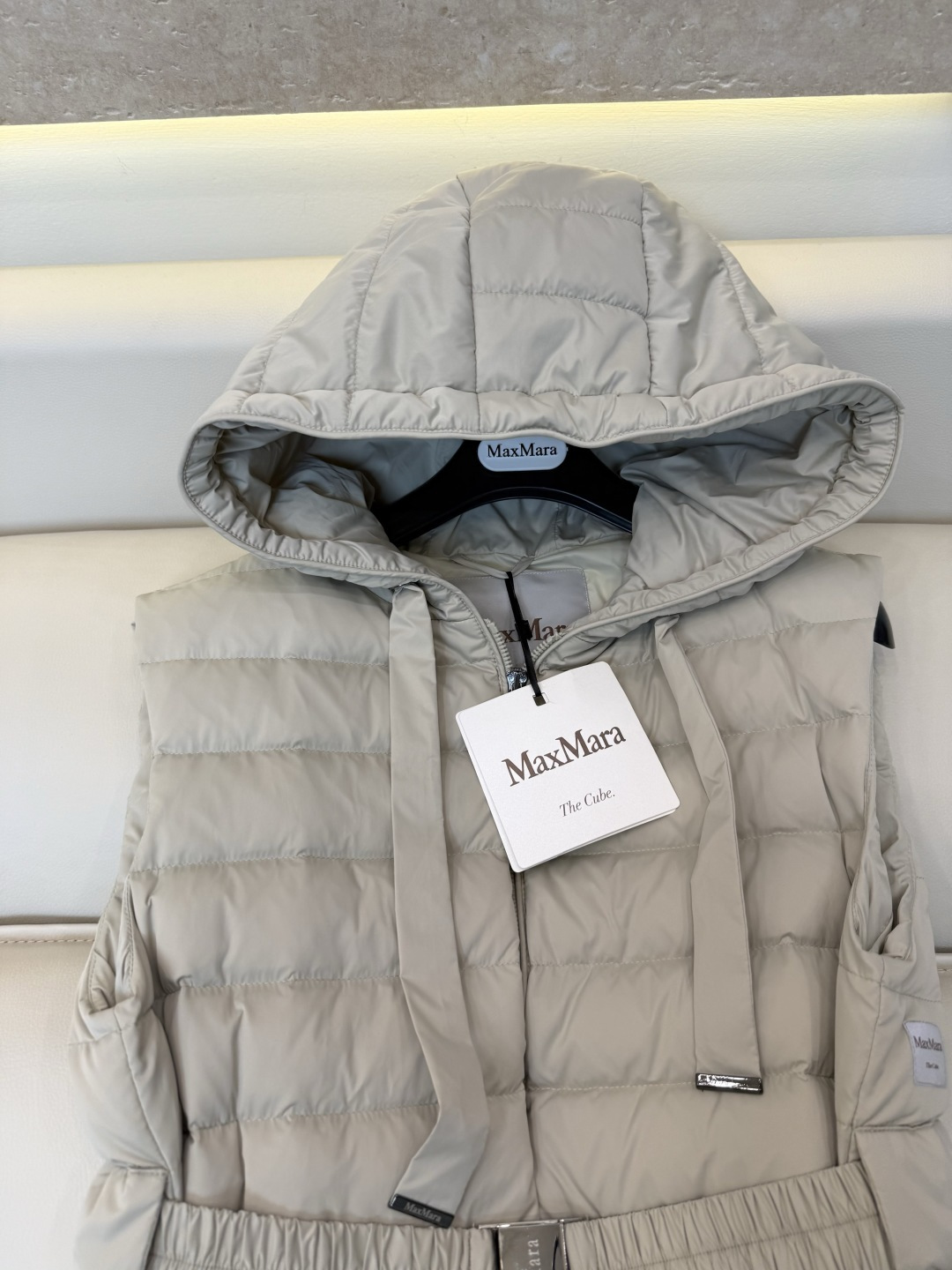 88391#新款羽绒服🌾 Max mara 收腰款显瘦羽绒马甲 90%白鹅绒 羽绒服 黑色 米色 咖色 38/40/42