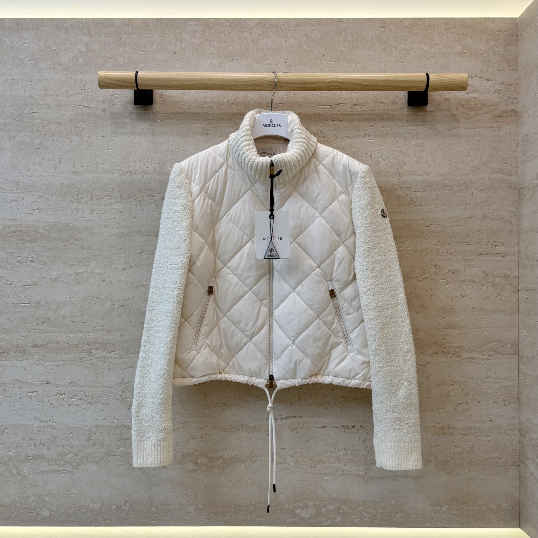 26011#新款羽绒服🌾 Moncler 90%白鹅绒 长袖菱形格 羽绒服 白色 藏青色 SML