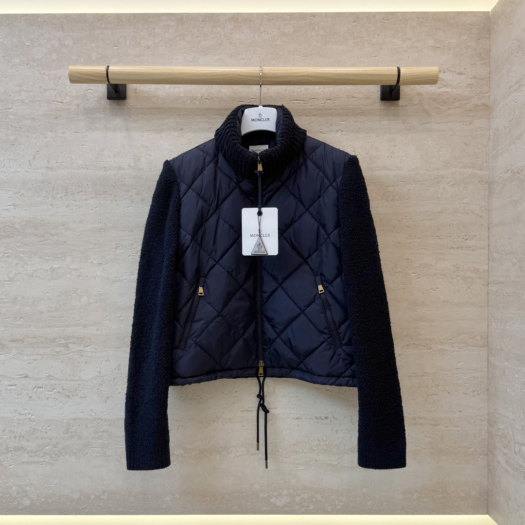 26011#新款羽绒服🌾 Moncler 90%白鹅绒 长袖菱形格 羽绒服 白色 藏青色 SML