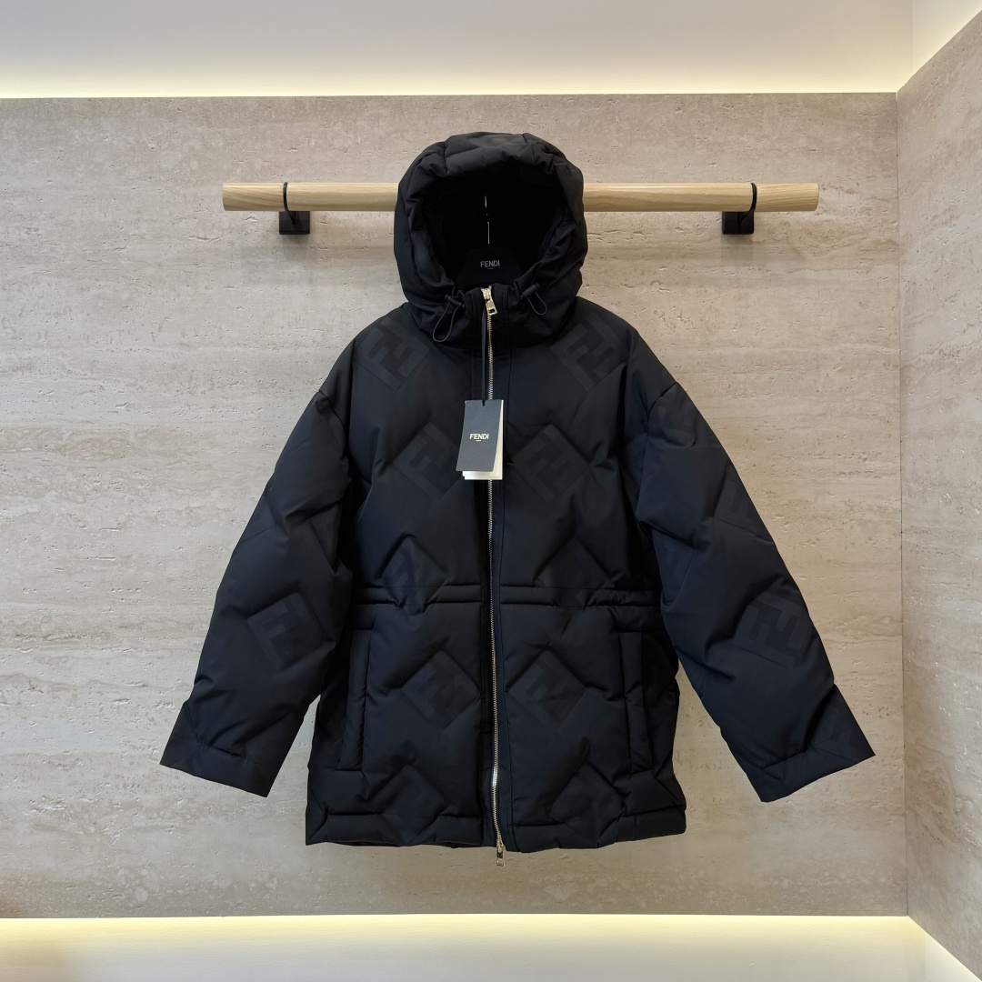 26007#新款羽绒服🌾 Fendi 字母压胶 90% 白鸭绒 长袖羽绒服 黑色 白色 SML