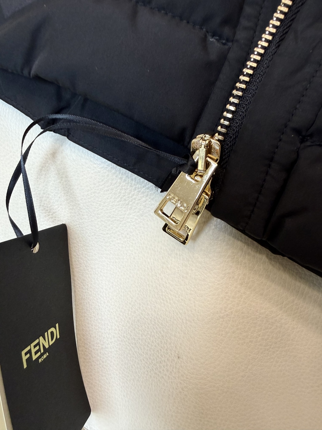 26007#新款羽绒服🌾 Fendi 字母压胶 90% 白鸭绒 长袖羽绒服 黑色 白色 SML